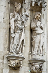 Statues on the facade of the Stadhuis